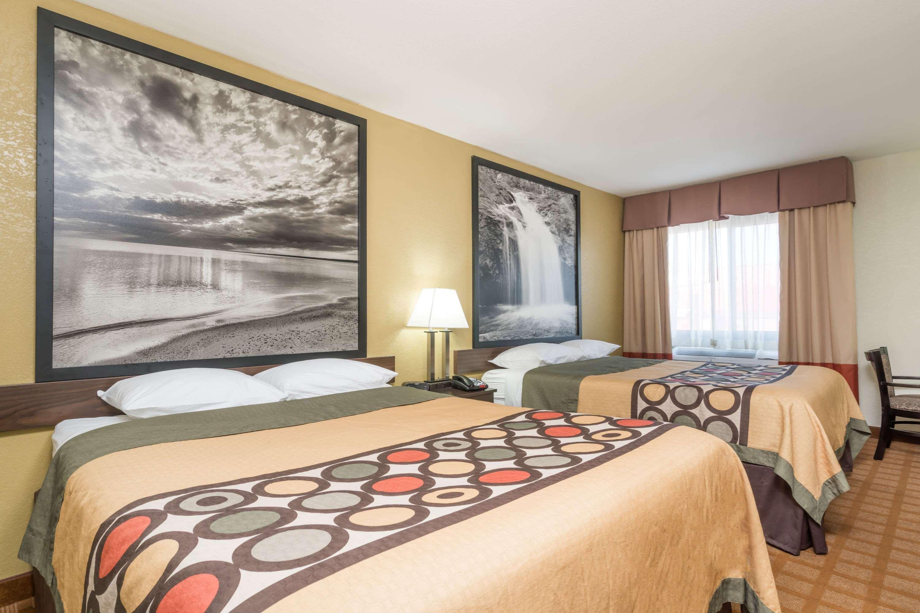 Super 8 By Wyndham Rice Hotel