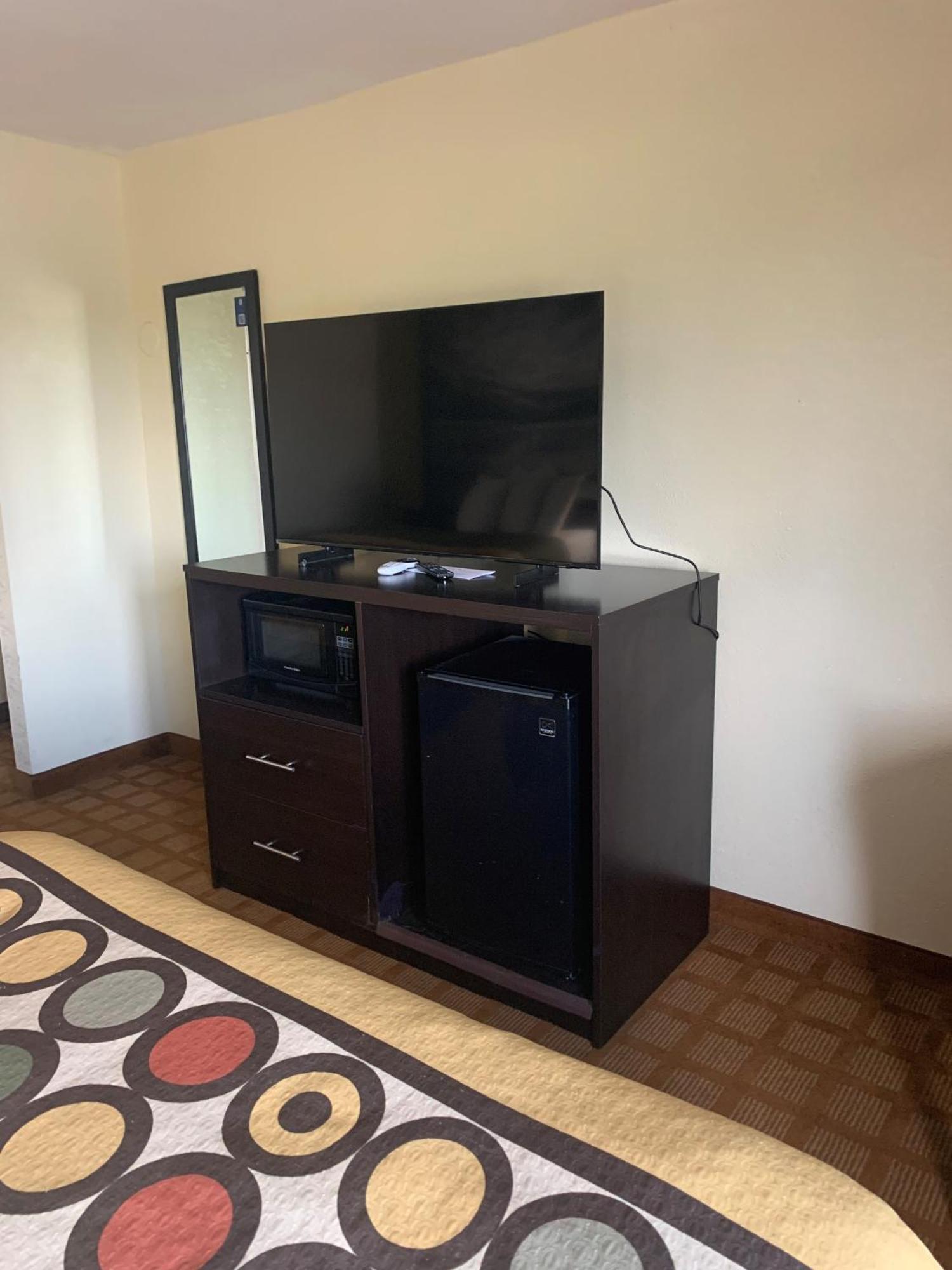 Super 8 By Wyndham Rice Hotel